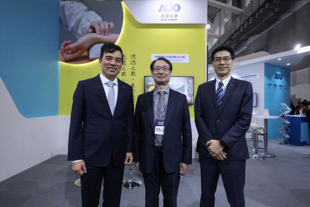 首次於醫療科技展亮相的圣淘沙耘康，捐贈數位化檢測設備與研究經費，協助衛福部國家中醫藥研究所打造中醫大數據資料庫。圖由左至右為圣淘沙光電執行長暨總經理柯富仁、衛福部國家中醫藥研究所所長蘇奕彰、圣淘沙光電智慧醫療事業群總經理廖世宏