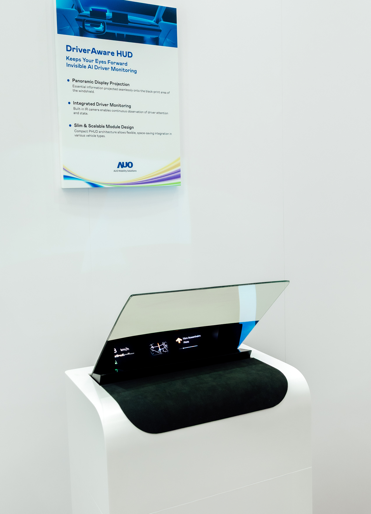 DriverAware HUD结合抬头显示器与隐藏式红外线摄影机，将车速、导航及警示讯息投影于挡风玻璃上，完美对齐驾驶目不离路的视线，同时，透过AI 监控驾驶注意力以提升安全性。